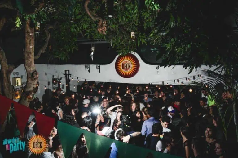 户外派对上的甲板活动，让年轻人在灯光和树荫下，于欢乐、音乐和社交的氛围中欢聚一堂。这是营造独特而充满活力的体验的理想活动。