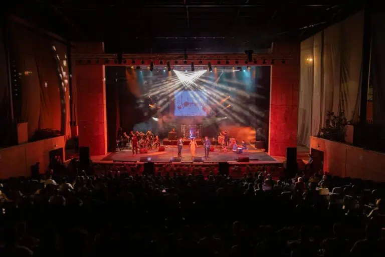 Live-Show im Theater mit professioneller Beleuchtung und Publikum bei kulturellen und künstlerischen Veranstaltungen, die unvergessliche Erlebnisse bei Veranstaltungen mit Hilfe von Eventario.