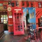 Rote öffentliche Telefonzelle und Innenraum mit Vintage-Atmosphäre, ideal für Veranstaltungen und gesellschaftliche Zusammenkünfte.