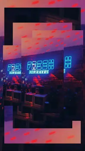 在波哥大举办的一场科技活动中，LED 屏幕上显示着“FRESC”信息，突显了哥伦比亚活动和科技行业的创新与发展。