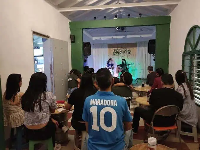 Profitez d'un événement en direct avec de la musique dans un cadre intime et chaleureux, parfait pour les rassemblements sociaux et les divertissements en direct en Colombie.