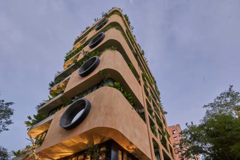 这座现代化的办公大楼设计新颖，每层都设有绿化空间，是波哥大举办商务活动和拓展人脉的理想之选。灵活且可持续的空间，助您优化企业活动。