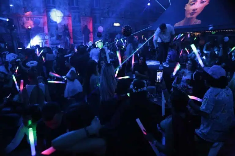 Party at an event with LED lighting and an audience enjoying the music in a vibrant and colorful atmosphere, ideal for events and celebrations with modern and lively technology.