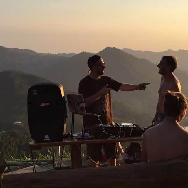 Ein Outdoor-Event mit DJ vor den Bergen bei Sonnenuntergang, eine Feier mit Freunden, dekoriert für Events und Partys in der Natur in Kolumbien.