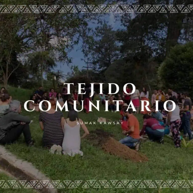 Tissage communautaire, atelier de broderie en groupe, activité artisanale en plein air, intégration sociale, culture populaire, développement communautaire, activité culturelle en nature, groupe participant à un atelier social.