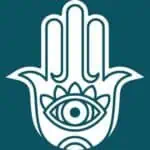 Hamsa con ojo en el centro, símbolo de protección y energía positiva, estilo línea minimalista en color blanco sobre fondo azul turquesa.