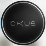 Okus 标志，深灰色背景，现代简约的品牌图标，非常适合在活动中识别和品牌推广。