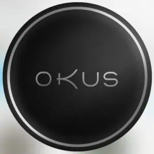 Okus-Logo auf dunkelgrauem Hintergrund, ein modernes und minimalistisches Markensymbol, ideal für Eventerkennung und Branding.