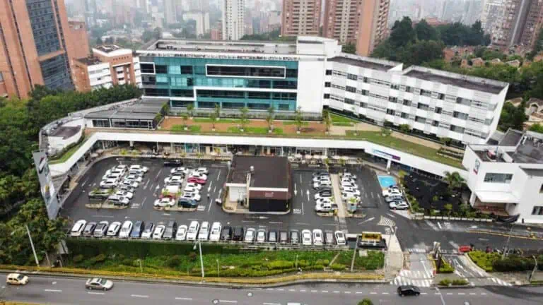 位于波哥大市中心的一座办公楼内，拥有现代化且宽敞的停车场，可欣赏全景，为企业和专业活动提供便利和便捷的交通。