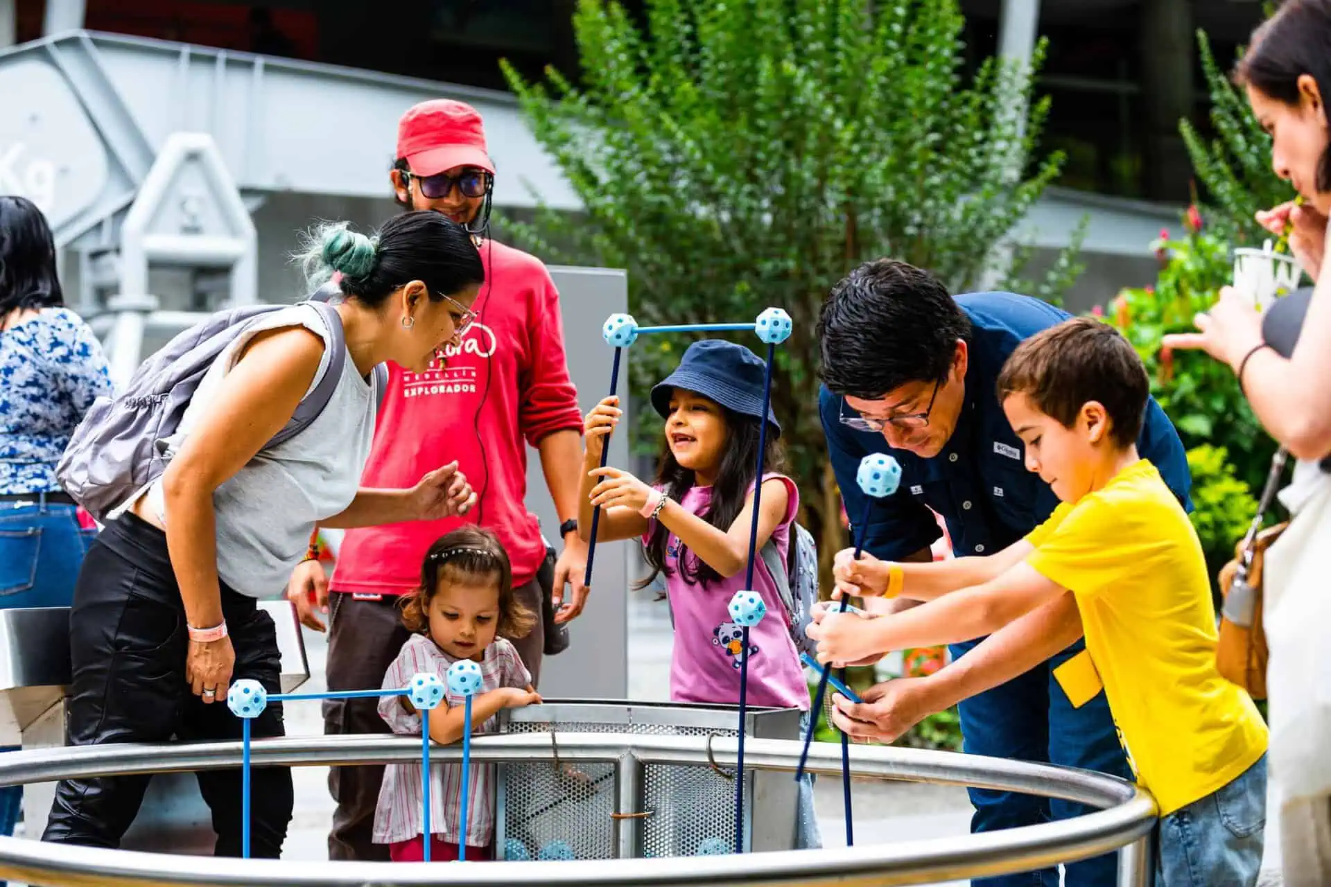 Du plaisir en famille lors d'un événement de technologie et de jeux en plein air pour les enfants, avec des enfants et des adultes participant à des activités interactives.
