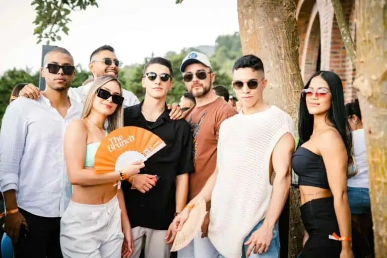 Outdoor social events with young people enjoying a summer atmosphere. Stylish and fashionable people wearing sunglasses in a natural setting for outdoor celebrations and gatherings.