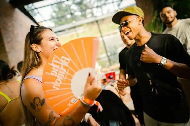 Profiter d'un événement social avec rires et amitié dans un cadre moderne et naturel à Bogotá.