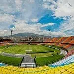 体育场拥有色彩缤纷的看台和维护良好的草坪，是哥伦比亚举办体育赛事和音乐会的理想场所。