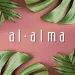 热带绿叶布置，自然花卉设计，柔和的粉色背景，自然与健康理念，活动，活动装饰，植物灵感，清新美学，活动中的和平与和谐。