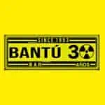 Bantú Bar 是一家在哥伦比亚活动和派对行业拥有 30 多年历史的场所，其标志是一个黄黑相间的辐射警告标志。