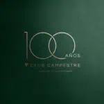 100 ans du Club Campestre Medellín y Llanogrande, un logo élégant sur fond vert foncé, célébrant une histoire de succès et de communauté dans les événements sociaux et sportifs.