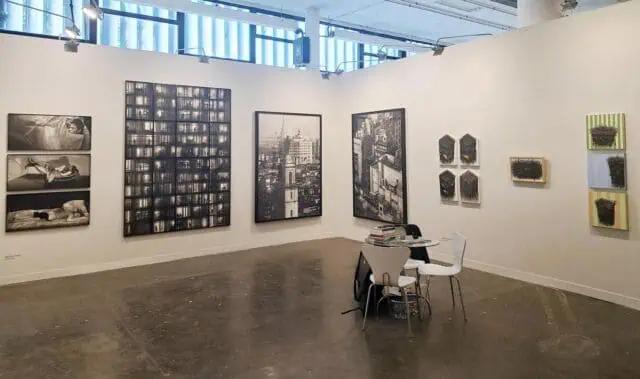 Galleria d'arte contemporanea che espone in uno spazio culturale moderno, con opere fotografiche e di arte astratta su pareti bianche, ideale per eventi artistici e culturali a Bogotà.