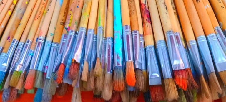 Pinceles con cerdas de diferentes colores y tamaños, utilizados en actividades artísticas y manualidades.