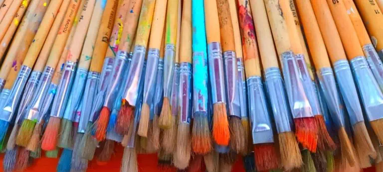 Pinsel mit Borsten in verschiedenen Farben und Größen, die bei künstlerischen Aktivitäten und beim Kunsthandwerk verwendet werden.