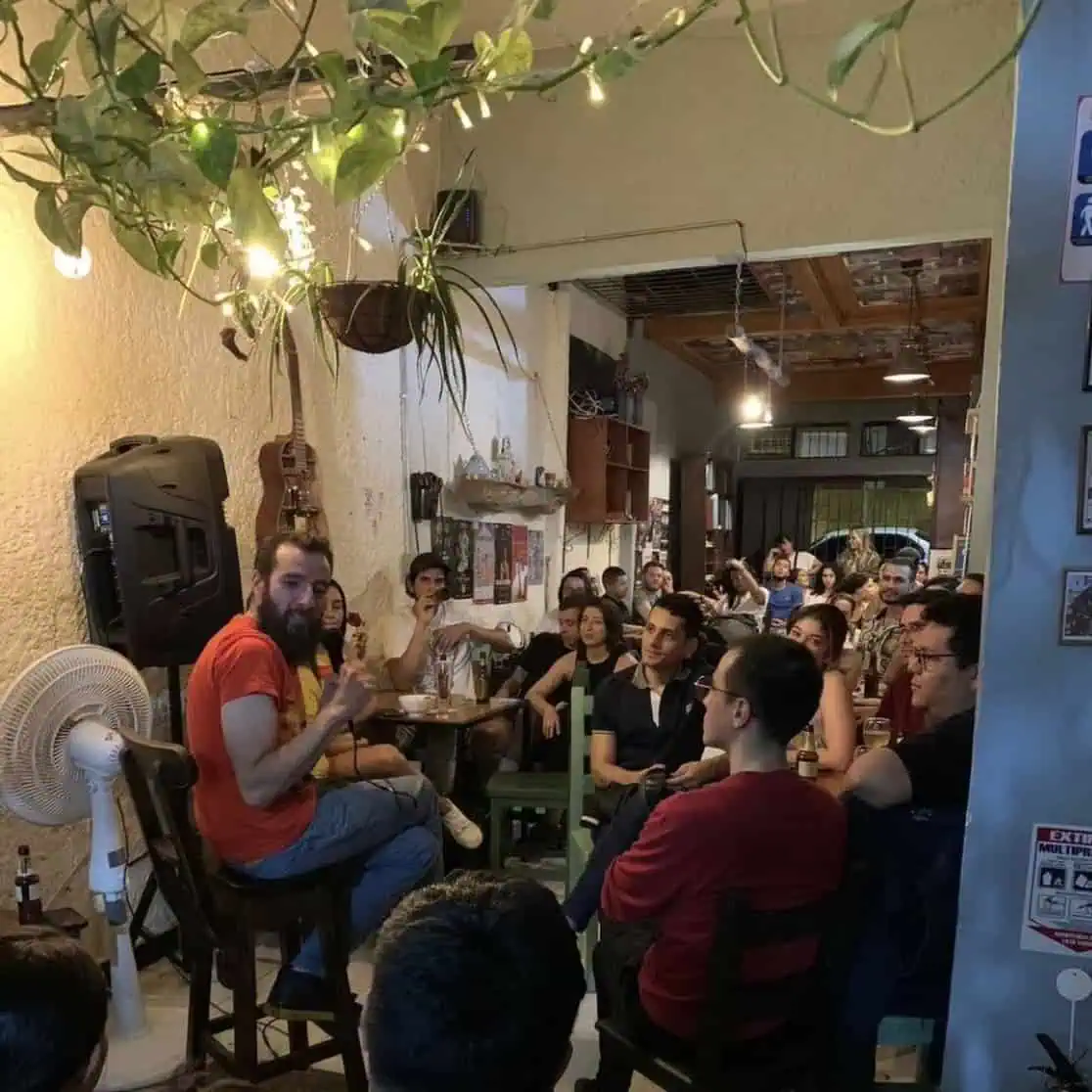 波哥大活动日记，社区参与演讲或演示，社交活动，热情友好的氛围，朋友聚会，哥伦比亚的文化和娱乐。