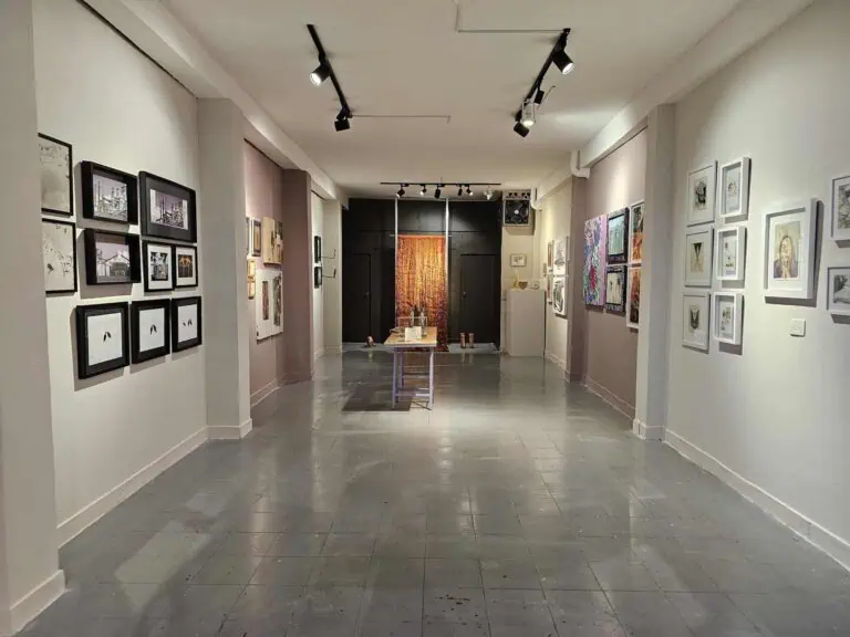 艺术画廊正在展出，在一个现代化的画廊中展示装裱好的作品，是波哥大举办文化活动和艺术展览的理想场所。