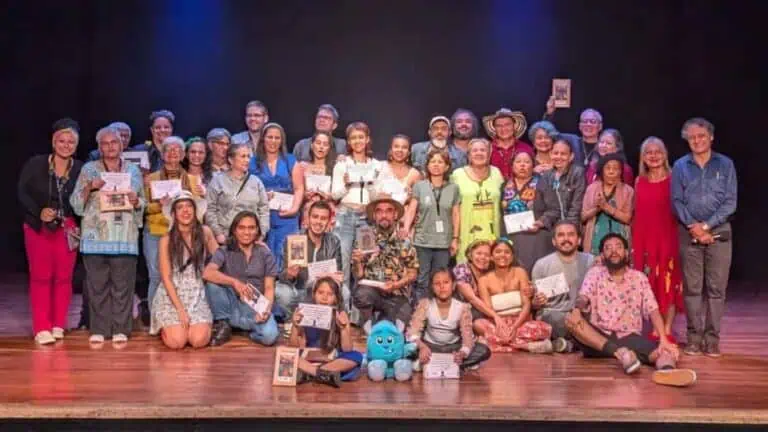 Gallery of people at a celebratory event with certificates and awards, highlighting event planning, networking, and experience in corporate and social events in Colombia.