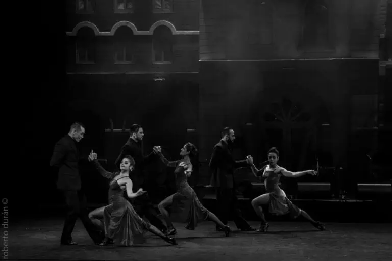Danseurs de ballet sur scène, faisant preuve d'élégance et de coordination lors d'une performance artistique au théâtre. L'image en noir et blanc met en valeur l'émotion et la technique du ballet.