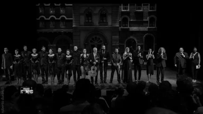 Un événement en direct mettant en vedette des artistes et des musiciens dans un cadre théâtral élégant, mettant en valeur l'organisation, la présentation et le talent d'un événement culturel ou musical.