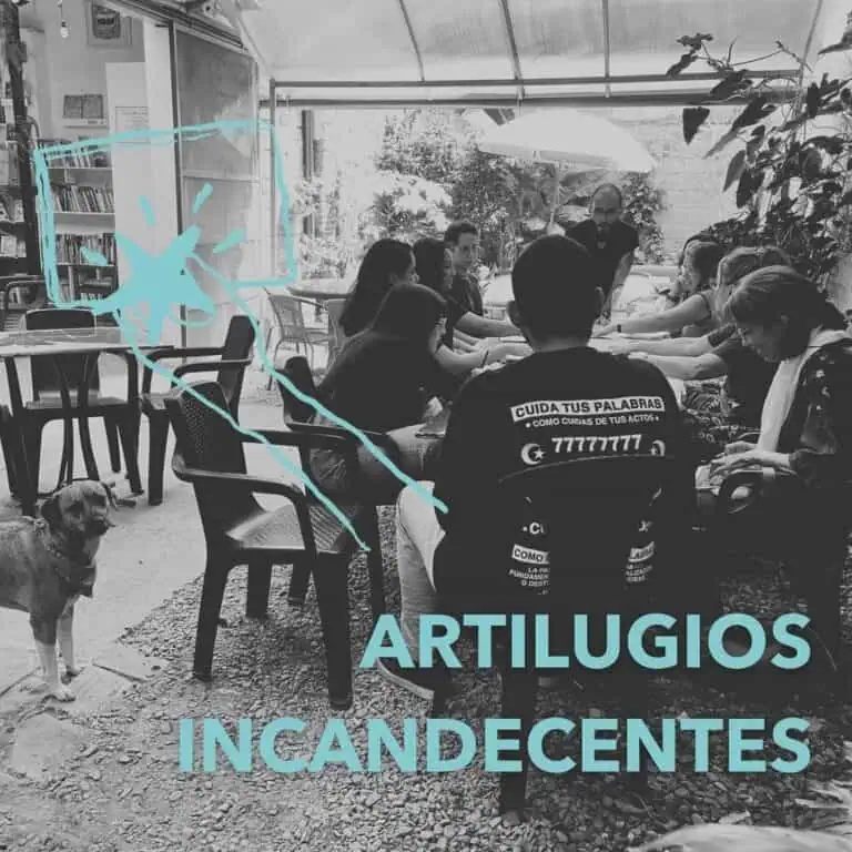 在哥伦比亚，人们在咖啡馆或露台等开放空间里，一边享用着热气腾腾的三明治，一边与朋友和狗狗在轻松合作的环境中进行交流和社交。