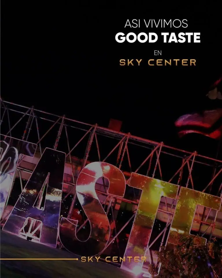 在天空中心，您可以在现代优雅的环境中欣赏壮丽的景色，品尝美味佳肴，享受独特的活动和体验。