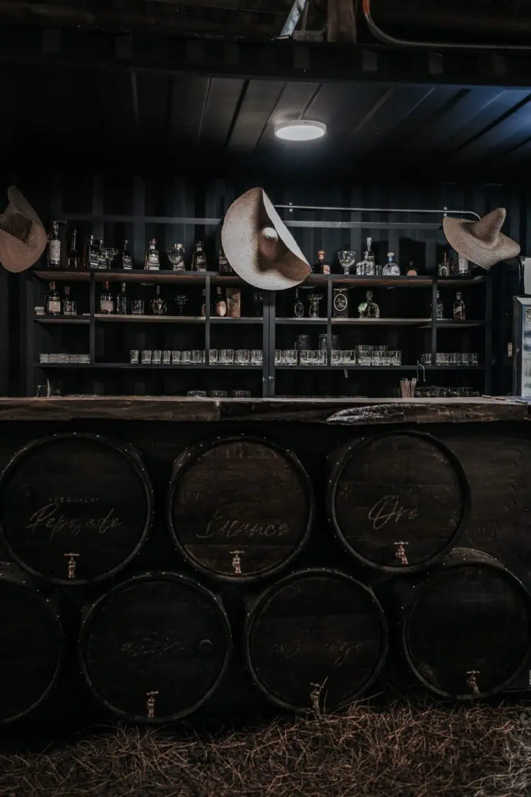 A rustic-style bar with tequila barrels and straw hats, ideal for events and celebrations, with a warm and welcoming atmosphere for fun and good times.