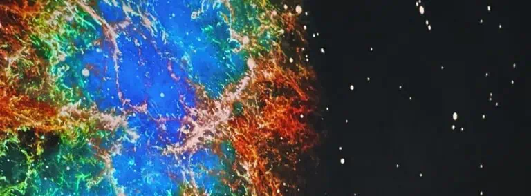 Cosmos et univers dans une image artistique aux couleurs vibrantes et aux explosions d'énergie cosmique.
