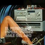 Tête de lit de style vintage avec tourne-disque et lecteur de cassettes, décorée de photos et d'objets anciens, ambiance rétro pour événements et festivals.