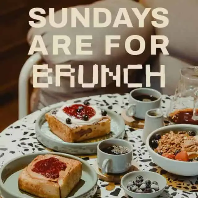 Petit-déjeuner avec pain sucré, café et fruits dans une ambiance chaleureuse, idéal pour un dimanche matin. Idéal pour les brunchs et les événements matinaux.