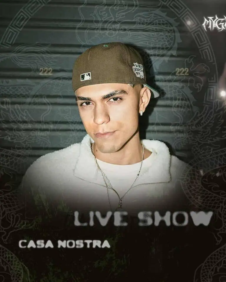 Des agressions figurent sur la photo d'un jeune homme portant une casquette et une chaîne, lors de la promotion d'un spectacle à Casa Nostra, un événement musical et de divertissement en Colombie.