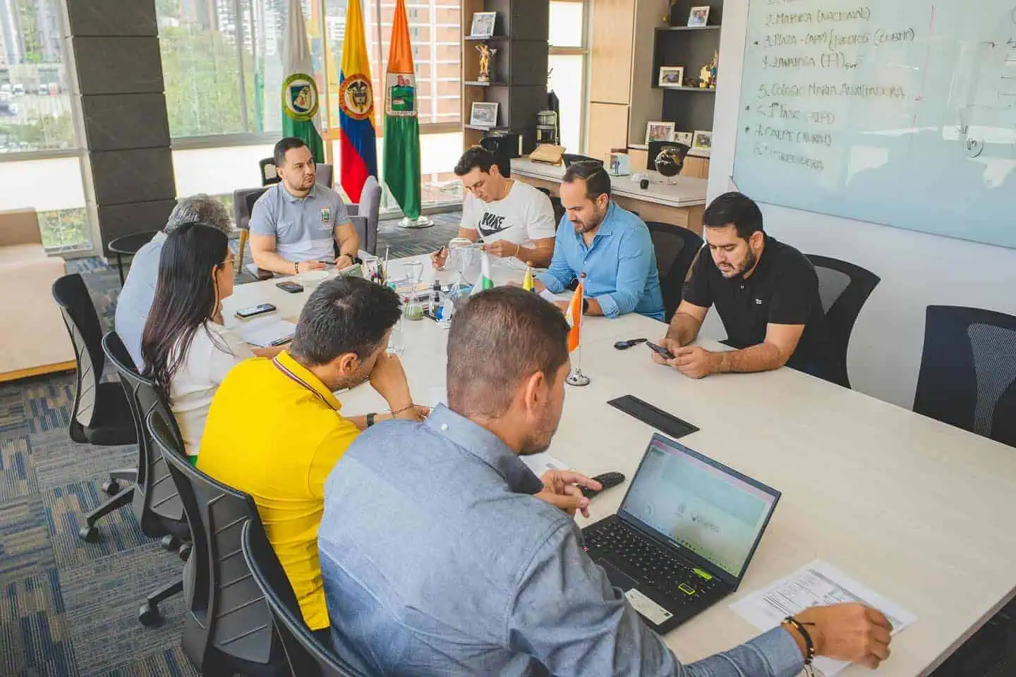 Je veux créer une image avec la marque eventario Pour qu'un article soit placé sur la page d'accueil de mon blog, l'image doit mesurer 180 pixels de haut sur 340 pixels de large. Elle doit avoir un fond blanc et une bulle 3D avec le mot «&nbsp;»eventario«&nbsp;» en gris avec des lettres noires. La police doit être naturelle et moderne. Elle doit être avec empattement. L'image doit comporter une icône de calendrier à gauche et une icône d'horloge à droite. Elle doit comporter un cadre sur fond rouge en haut. Le bas de l'image doit comporter une bande gris foncé. La bande doit comporter le mot «&nbsp;Organisez votre événement&nbsp;» en lettres majuscules blanches, dans une police moderne et lisible. Veuillez créer les textes SEO requis pour cette image.