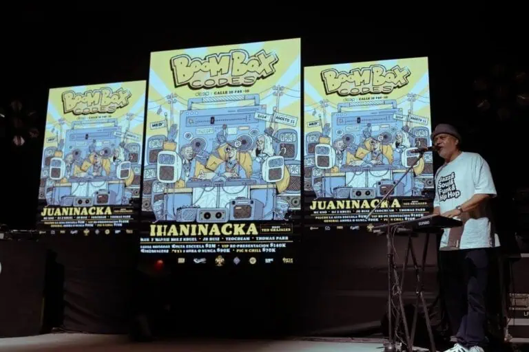 Bombay Codes, a live music event with DJ Juaninacka, presents details on the screens, featuring talent and creativity from the Colombian urban music scene.