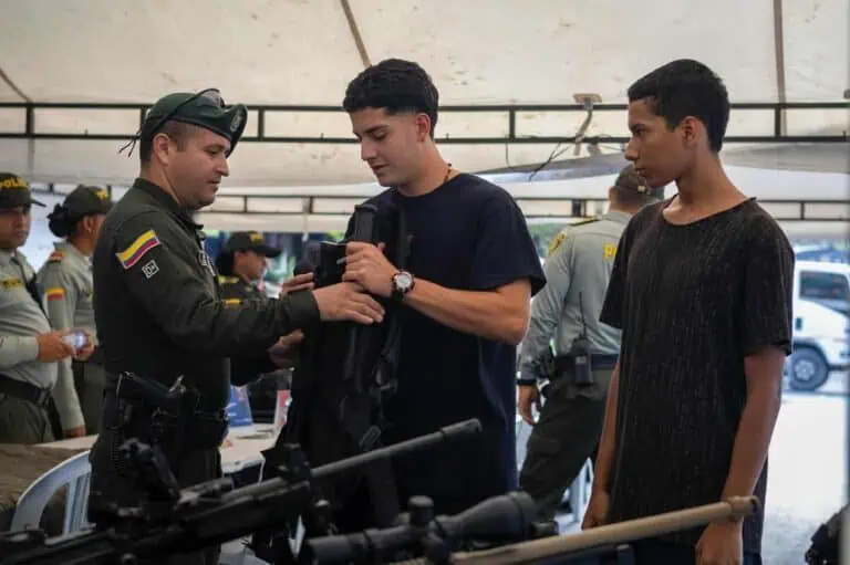 La police colombienne présente son équipement lors d'un événement de sécurité à Bogotá. Des étudiants et des jeunes participent à des activités de formation et de sensibilisation lors d'un événement organisé par Eventario.