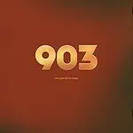 现代设计，以金色“903”标志和勃艮第酒红色渐变背景为特色，代表着在活动和技术领域的创新和信心。