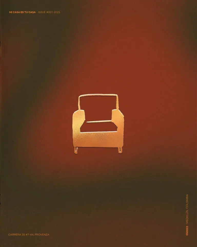 Fauteuil minimaliste beige sur fond marron foncé, design moderne, élément décoratif contemporain, idéal pour les événements et les espaces de design intérieur modernes.