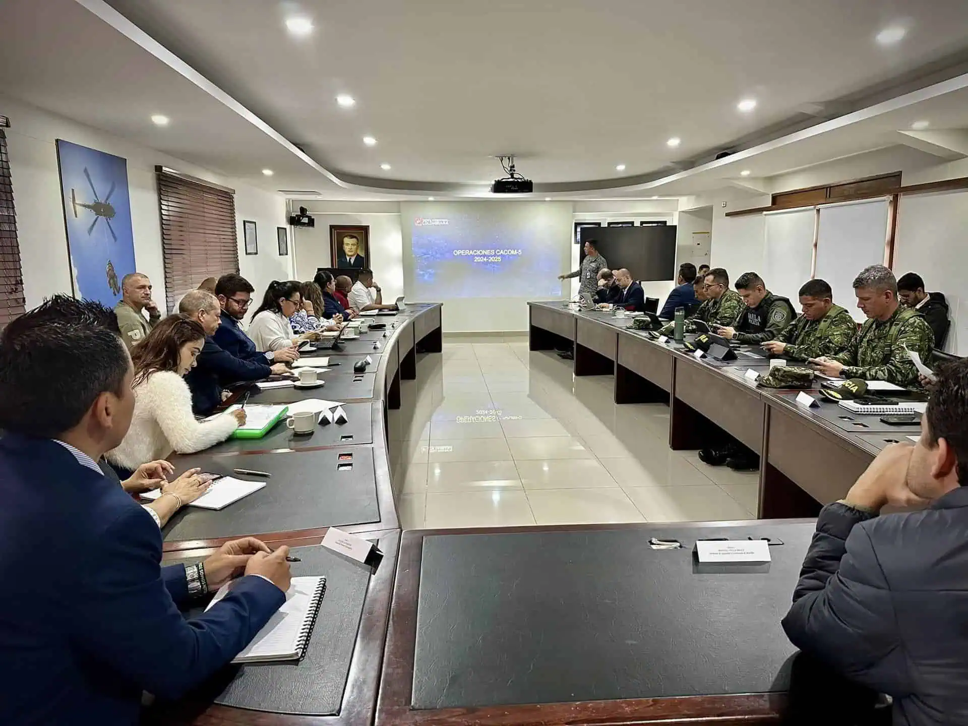Meeting of officers and civilians in a conference room to plan military and strategic operations. Event organized by Eventario for coordination and decision-making.