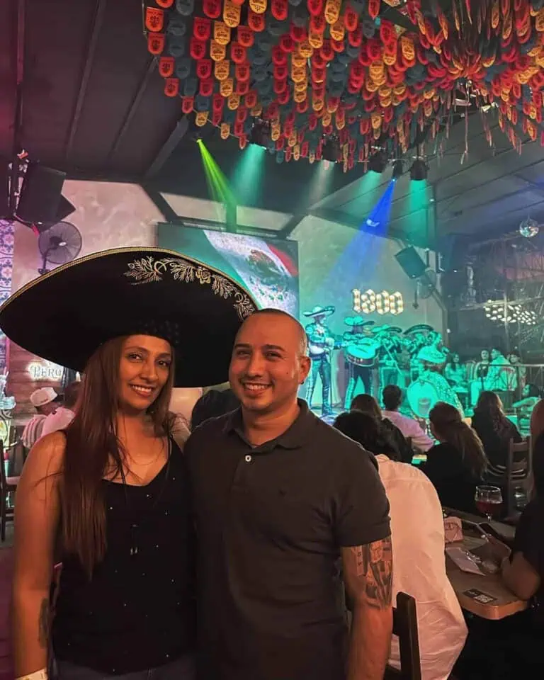 Filmé lors d'un événement culturel avec musique live et décorations colorées, mettant en valeur la célébration mexicaine. Les participants profitent de l'ambiance festive, idéale pour promouvoir des événements thématiques en Colombie.