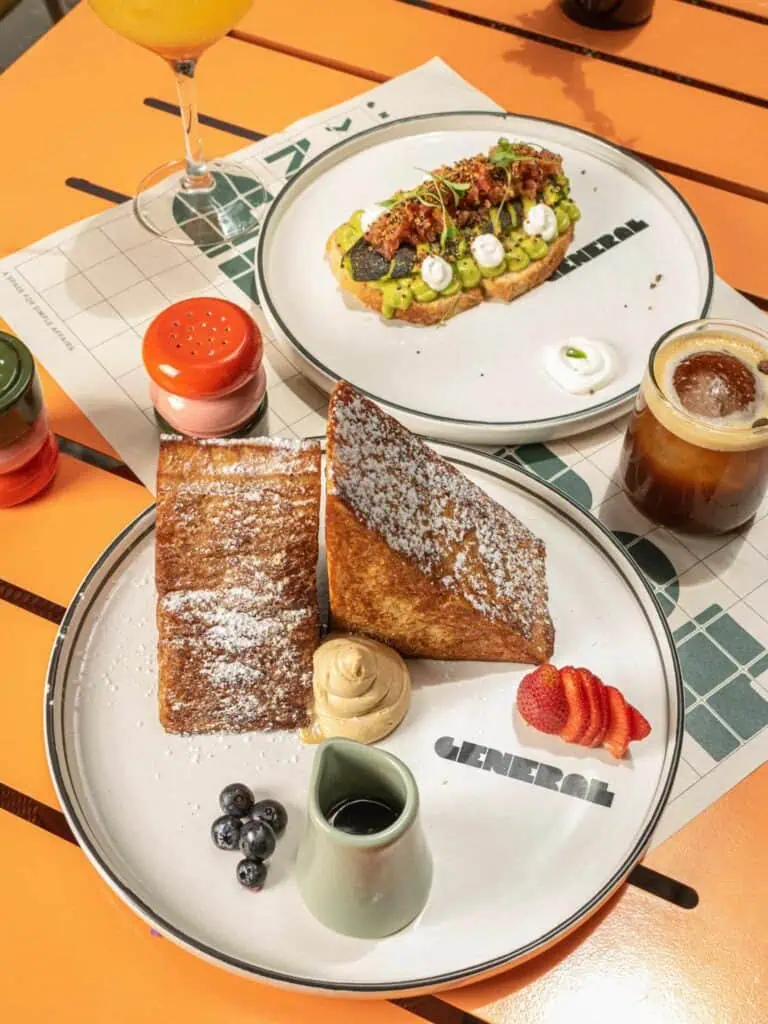Delicious breakfasts at the restaurant, including pancakes with dulce de leche, fresh fruit, coffee, and juice. A cozy, modern atmosphere is perfect for enjoying culinary events and gatherings in Colombia.