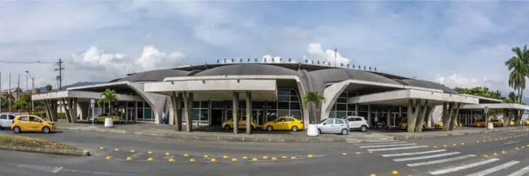 麦德林奥拉亚·埃雷拉机场是哥伦比亚一座现代化且高效的机场，服务于国内和国际航班。机场外观设计新颖时尚，标识清晰醒目。