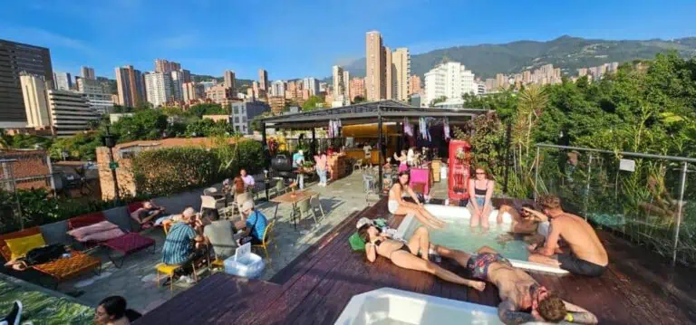 Genießen Sie ein geselliges Event auf einer Dachterrasse in Bogotá mit Blick auf die Stadt, Entspannungsbereichen, einem Whirlpool und einer lebhaften Atmosphäre zum Netzwerken und Entspannen in einem modernen und einladenden Ambiente.