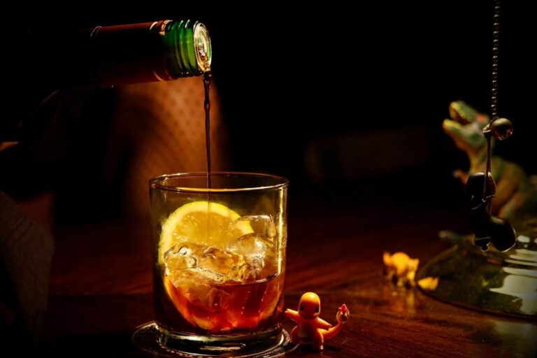 Bebida alcohólica refrescante con hielo y limón, ilustrada en un ambiente oscuro para promociones de eventos y bebidas en eventos social, en un estilo de fotografía artística y de alta calidad, para marketing y contenido digital de Eventario.