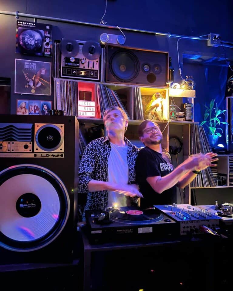 Sonido en vivo en un evento discoteca con DJ, equipo de audio profesional y ambiente nocturno, ideal para fiestas y eventos especiales en Colombia.