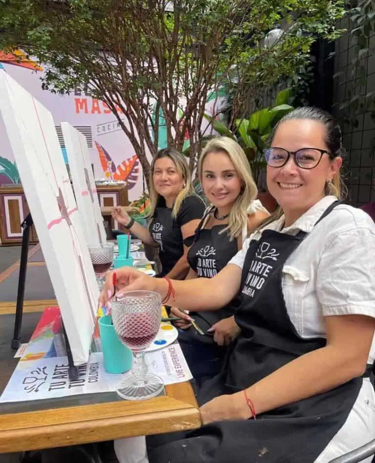 Plage de peinture en groupe, cours d'art et de créativité, événement d'apprentissage de la peinture, atelier d'art pour adultes, expérience artistique à Bogotá.