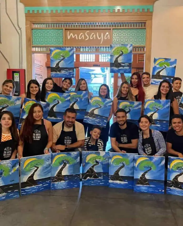 Des peintres participent à une activité de peinture artistique lors d'un atelier à Masaya, au Nicaragua. Événement de peinture en groupe pour s'amuser et développer sa créativité dans un cadre artistique.