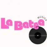 Disco de vinilo negro con letras rosas que dicen "La Batea" y la palabra "Música" en la esquina superior derecha, representando un evento musical en vivo.